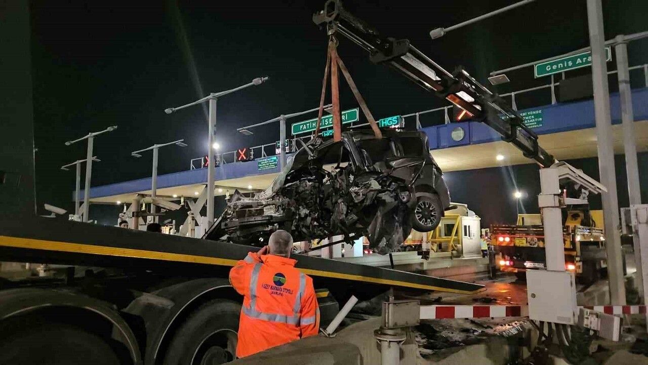 Kuzey Marmara Otoyolu'nda gişeye çarpan otomobilin sürücüsü ağır yaralandı