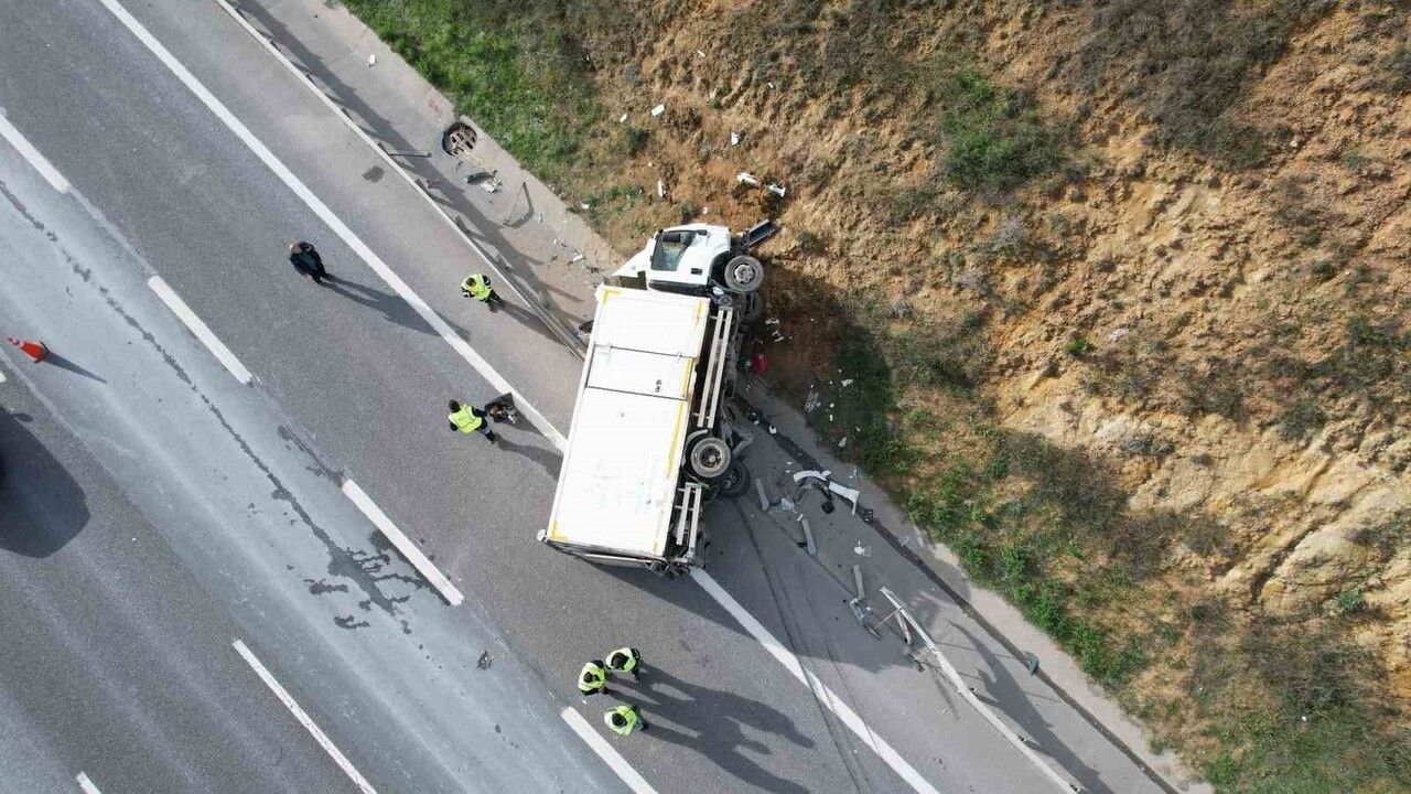 Kuzey Marmara Otoyolu’nda zincirleme kaza: Aynı firmaya ait kamyonlar çarpıştı