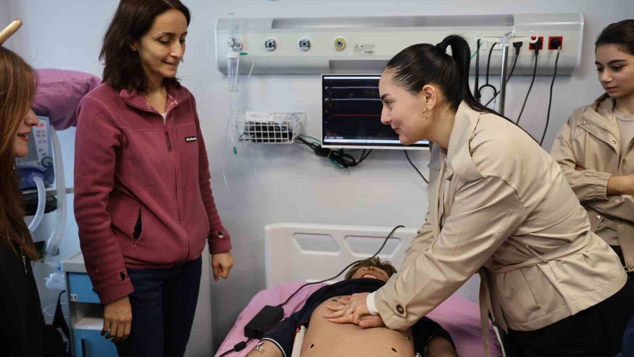 Lise öğrencileri Düzce Üniversitesi'ni gezdi ve eğitim birimlerini inceledi