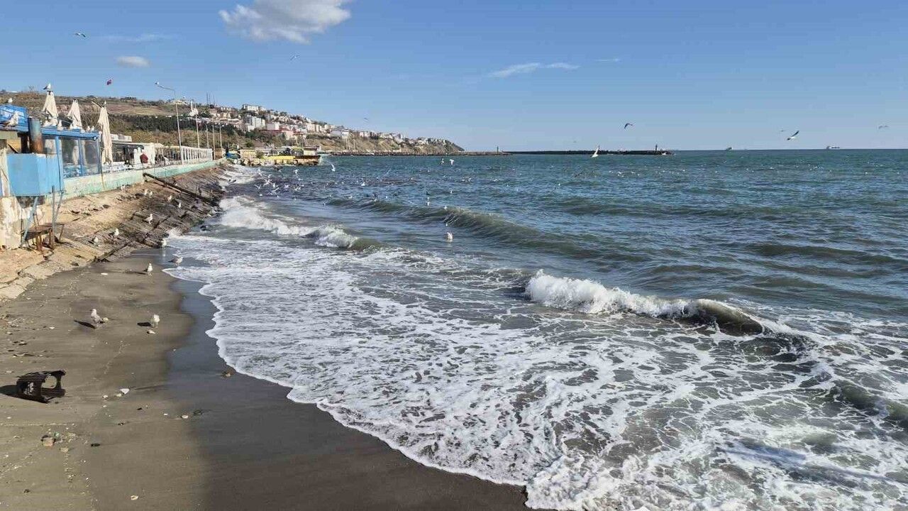 Lodos Süleymanpaşa'da balıkçı teknelerini limana çekti