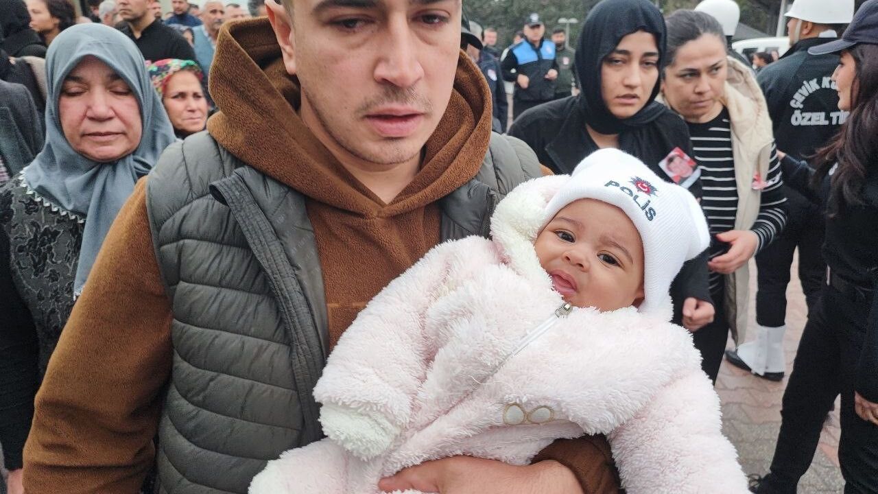Lösemiye Yenik Düşen Polis İsa Azmaz, 8 Aylık Kızı 'polis' Beresiyle Uğurladı