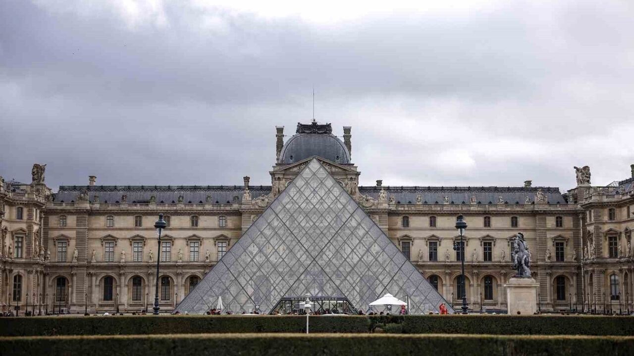 Louvre'da 88 milyon euroluk soygunun ardından 100 dış kamera ve polis karakolu planı