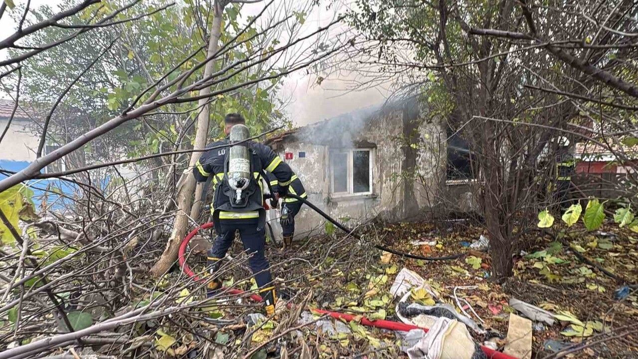 Lüleburgaz'da metruk binada yangın kontrol altına alındı