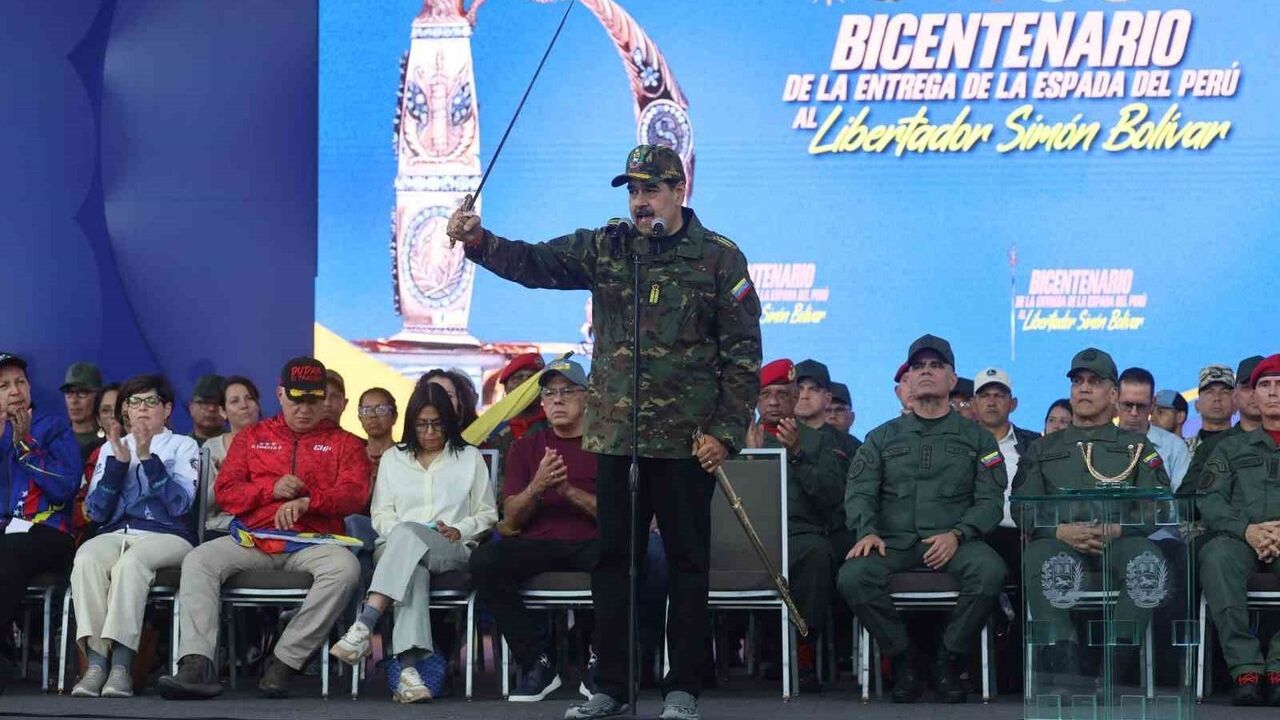 Maduro Bolivar'ın Kılıcıyla Uyarı: "Gerekirse Canımızı Feda Ederiz"
