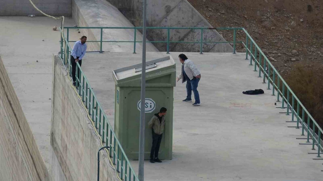 Malatya'da gölet kenarında intihar girişimi polisçe engellendi