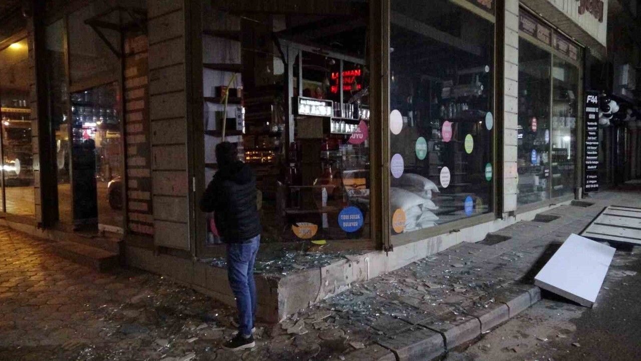 Malatya'da hafriyat kamyonu lastik patlamasıyla iş yeri camları kırıldı