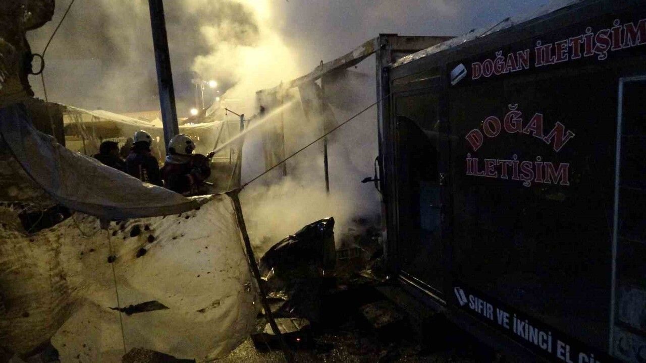 Malatya'da konteyner çarşı yangını: 1 kişi yaralandı, 2 işyeri kullanılamaz hale geldi