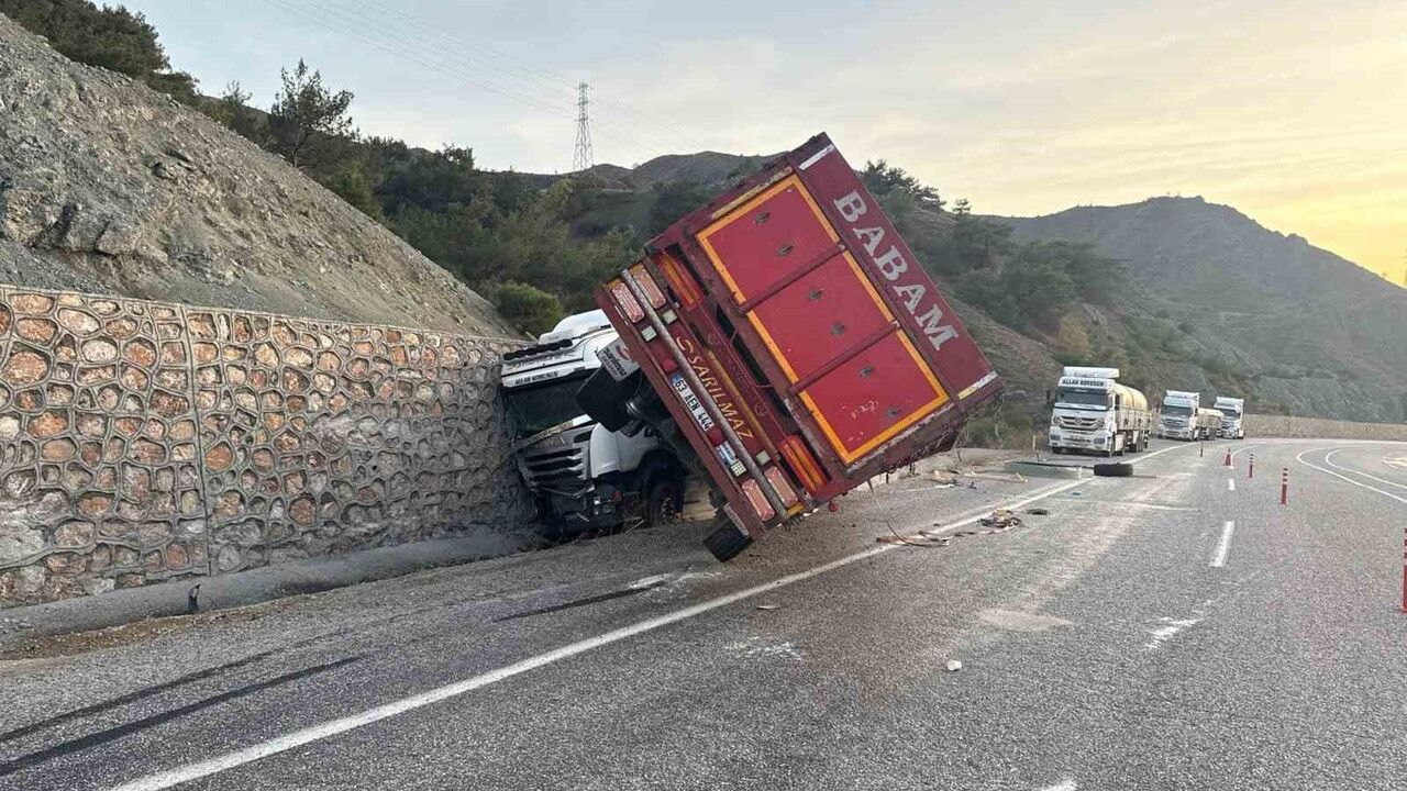 Malatya'da kontrolden çıkan tır istinat duvarına çarptı, sürücü yaralandı