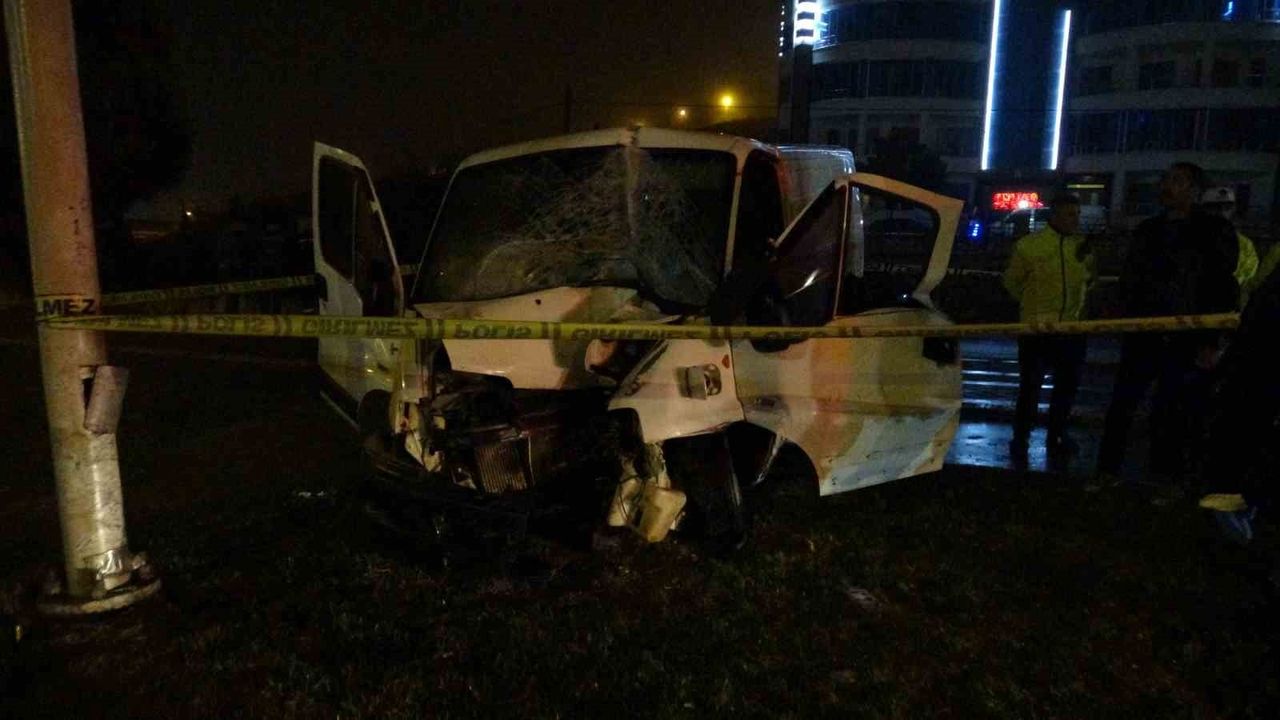 Malatya’da minibüs aydınlatma direğine çarptı — 18 yaşındaki sürücü yaşamını yitirdi