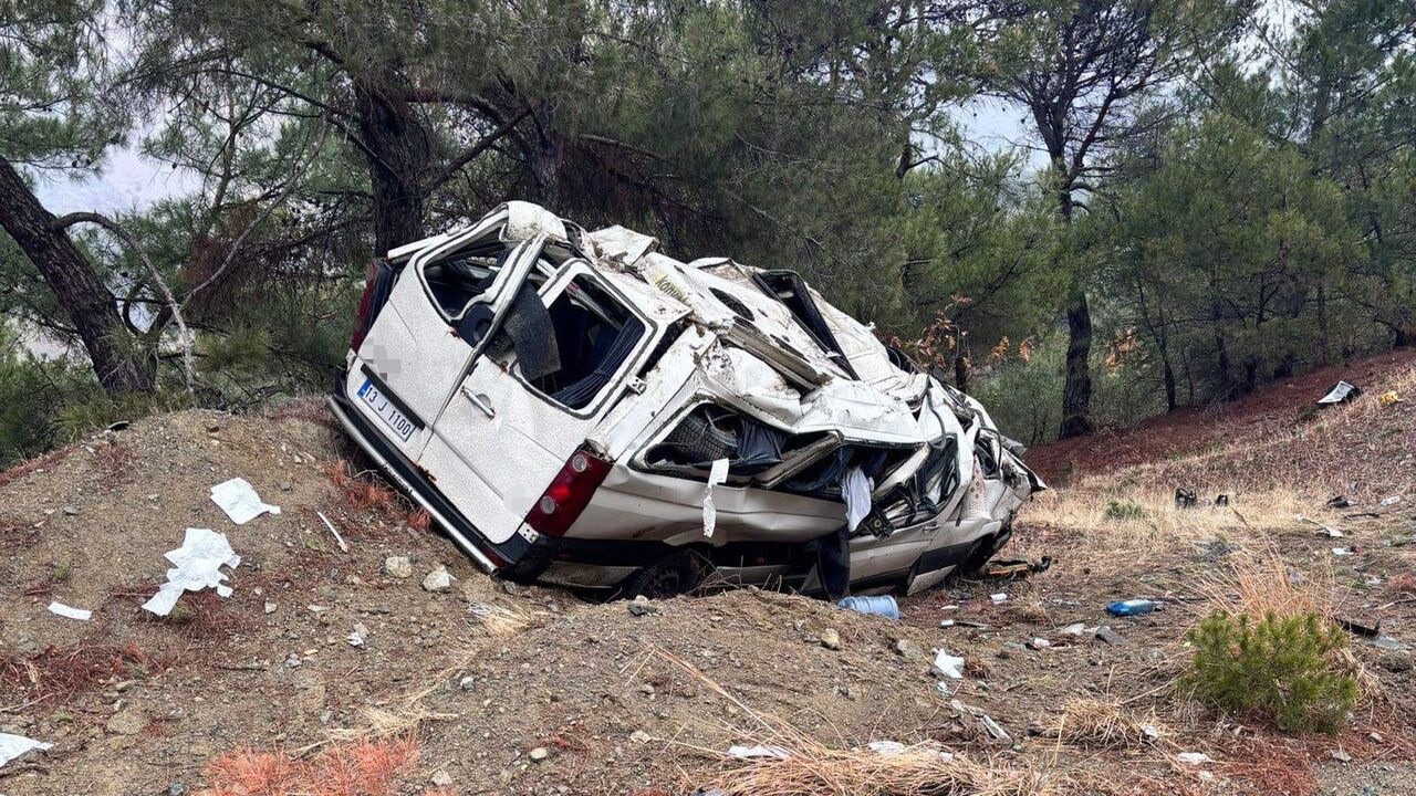 Malatya'da minibüs şarampole devrildi: Sürücü yaralandı