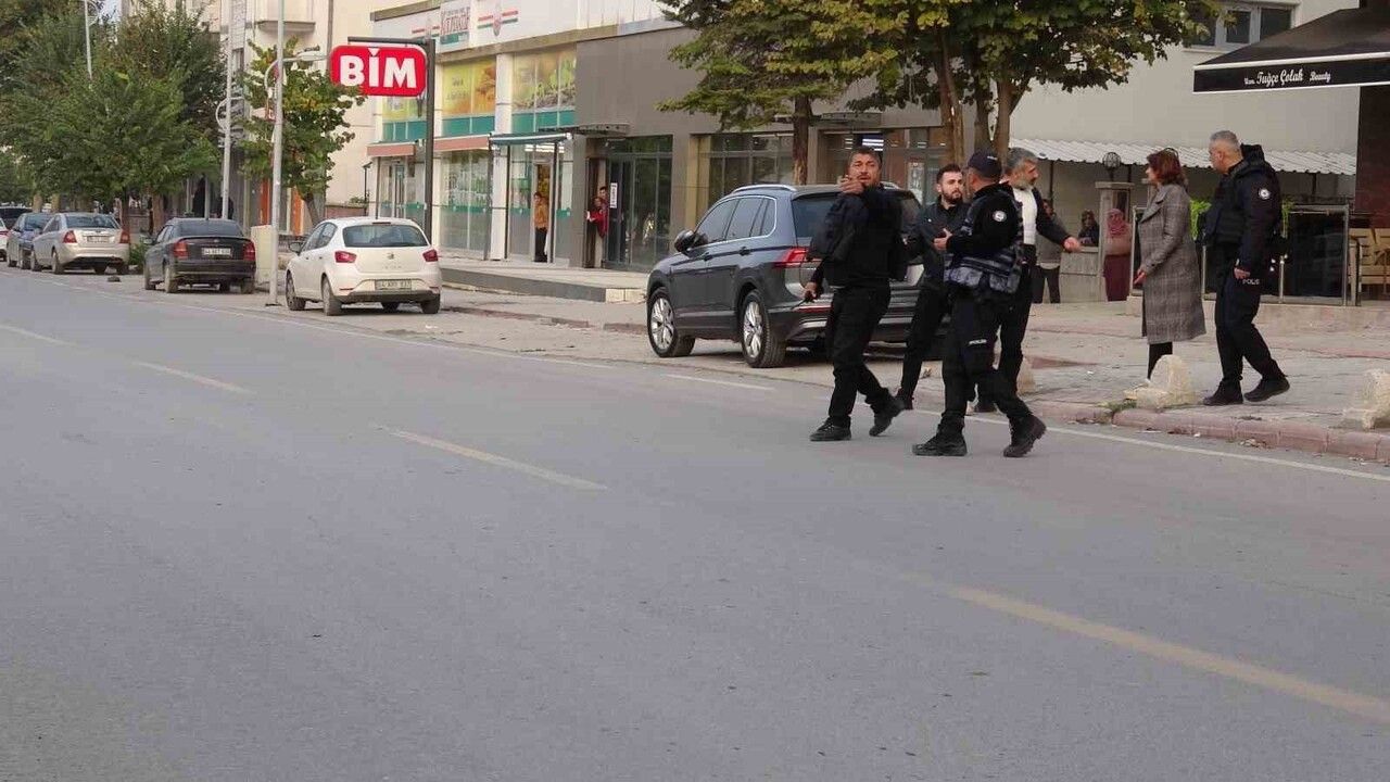 Malatya'da polis, tabancayla intihar girişimini son anda engelledi
