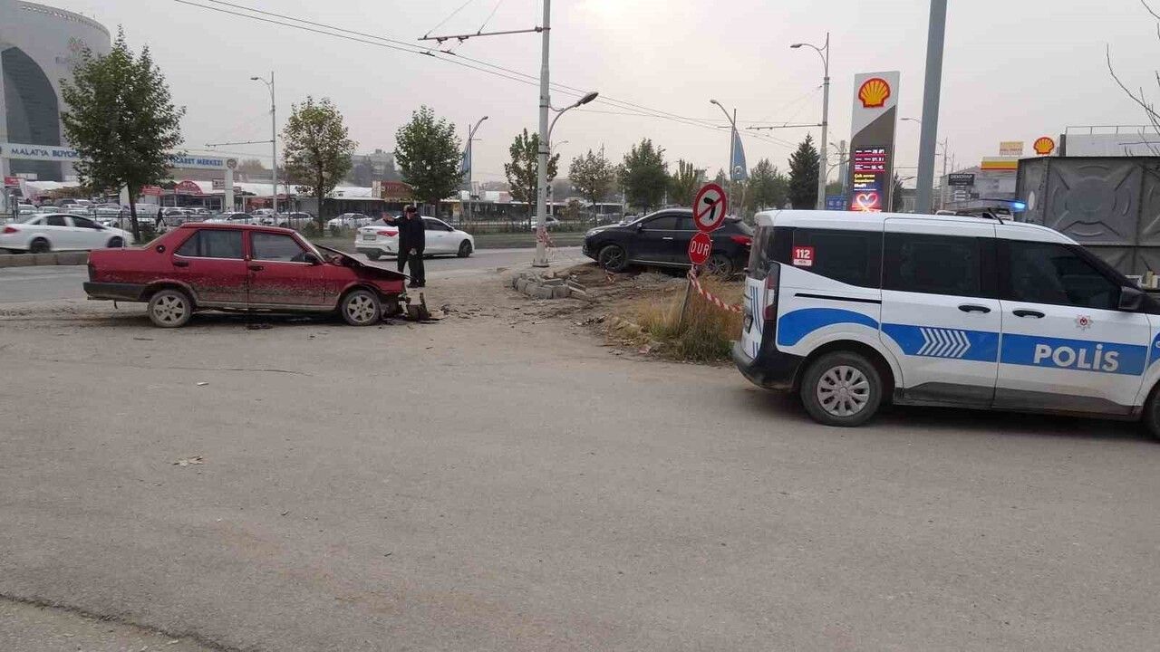 Malatya'da Sanayi altgeçidinde iki araç çarpıştı: 2 yaralı