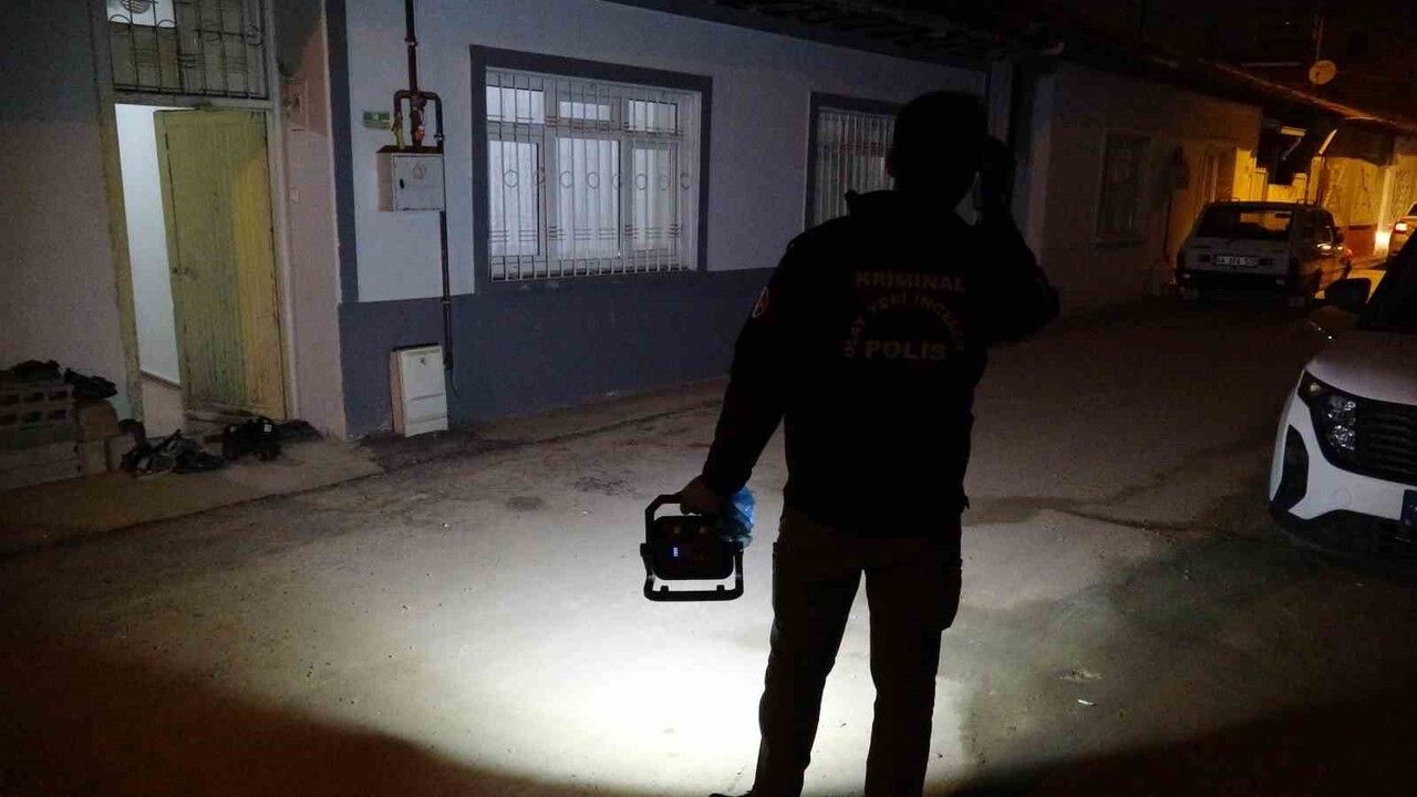 Malatya'da sofra bezi silkelerken fenalaşan kadının kalbi durdu, hastanede tedavi altında