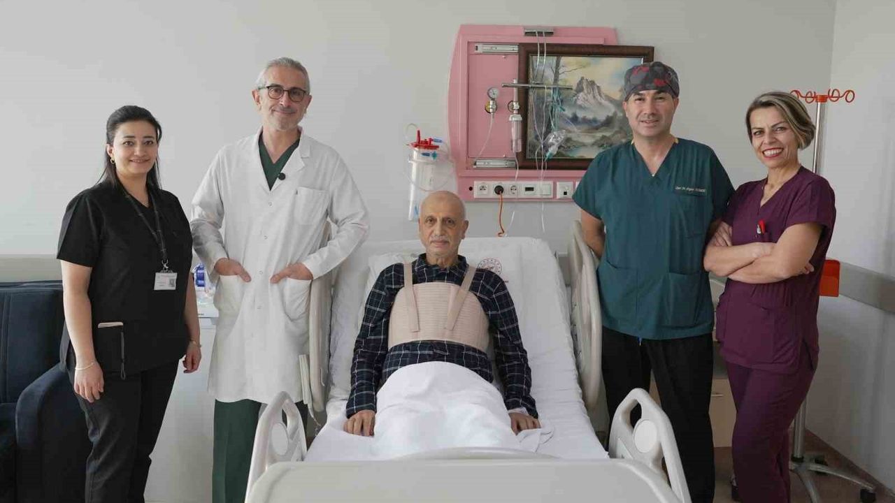 Malatya'da tek ameliyatta miksoma çıkarıldı ve üç damarlı bypass yapıldı