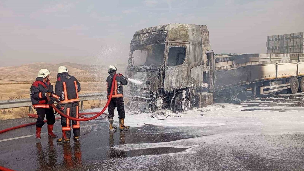 Malatya-Elazığ Karayolu'nda tır yangını