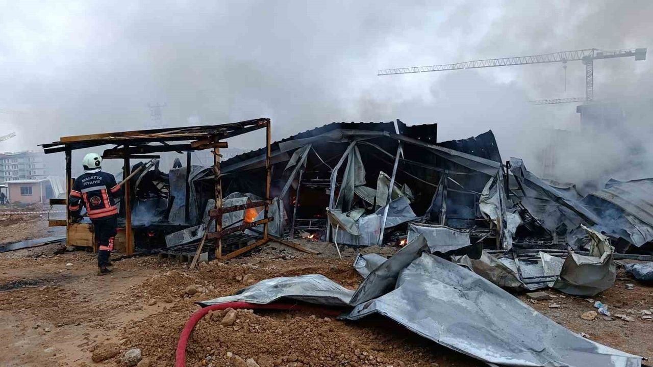 Malatya İkizce'de şantiye konteynerlerinde yangın