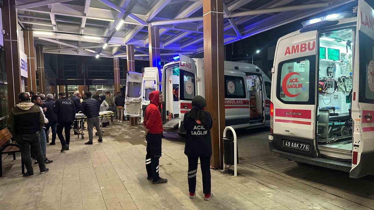 Malazgirt'te Öğretmenleri Taşıyan Taksi Kaza Yaptı: 7 Yaralı