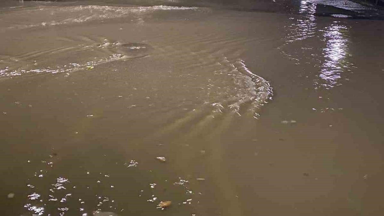 Maltepe'de Sağanak Yağış Caddeleri Göle Döndürdü