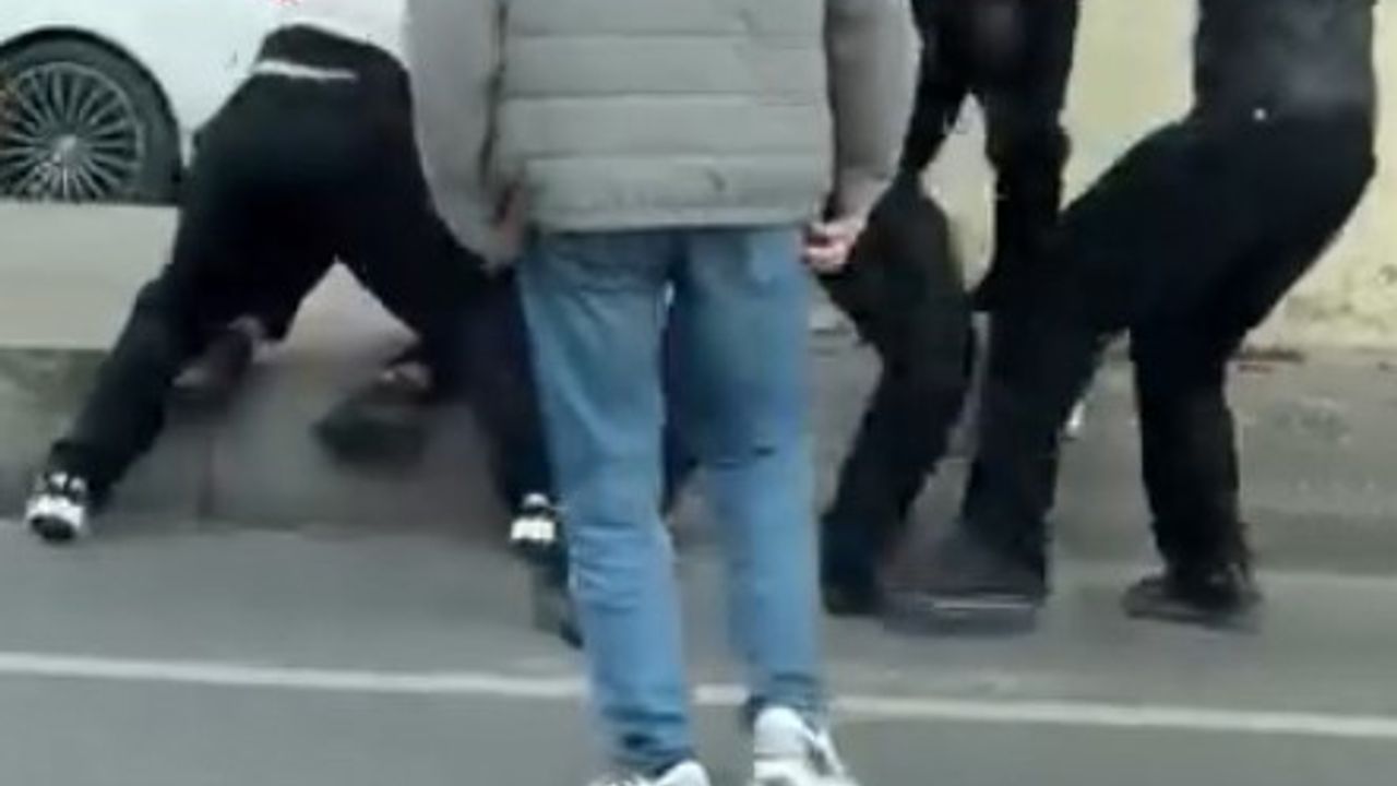 Maltepe E-5'te motorcular arasında kavga: Bostancı Köprüsü'nde kaskla vurma anı