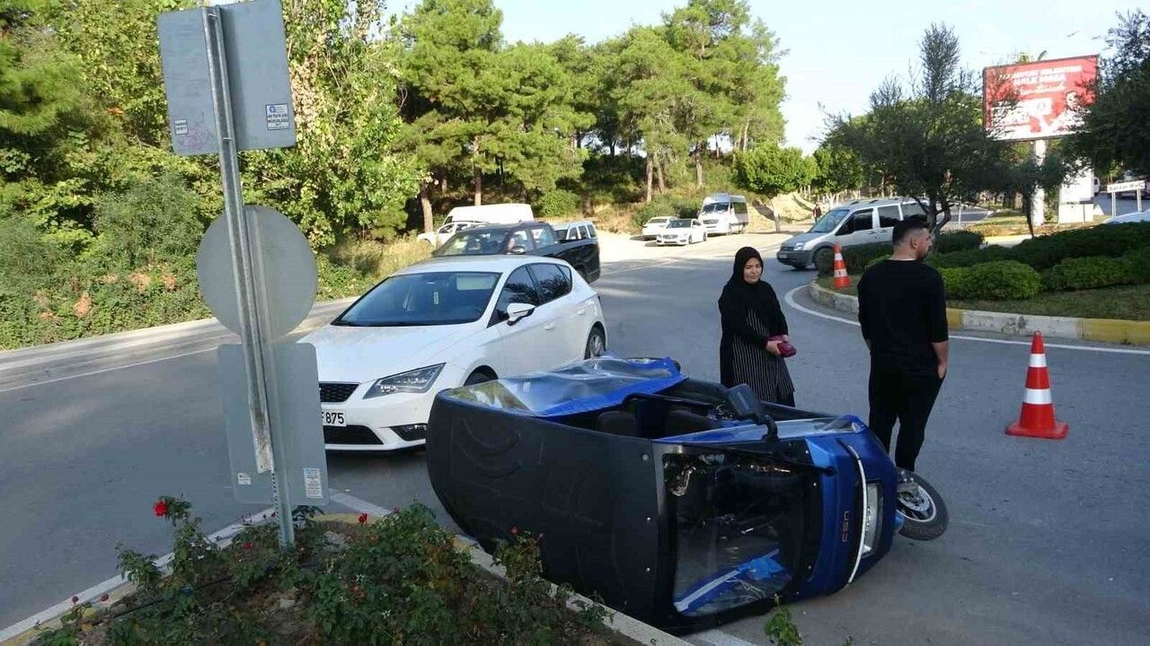 Manavgat'ta 3 Tekerli Motorlu Bisiklet ile Otomobil Çarpıştı: 1 Yaralı