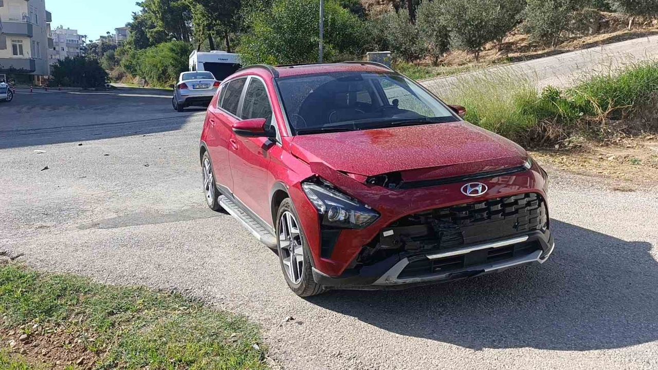 Manavgat'ta iki otomobil çarpıştı: 9 aylık bebek hastaneye kaldırıldı