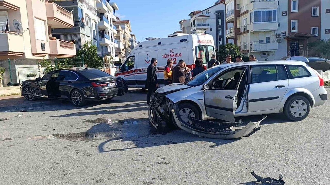 Manavgat'ta İl Sağlık Müdürlüğü aracı kaza yaptı: 2 sağlık çalışanı yaralandı