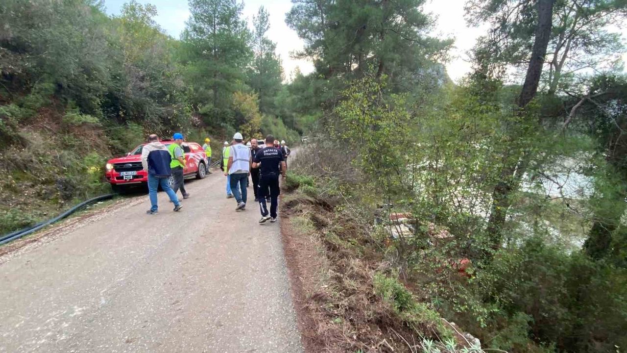 Manavgat'ta iş makinası şarampole devrildi: 1 yaralı