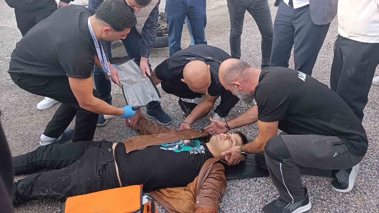 Manavgat'ta kamyonetin çarptığı motosiklet sürücüsü kask sayesinde yaşamını korudu