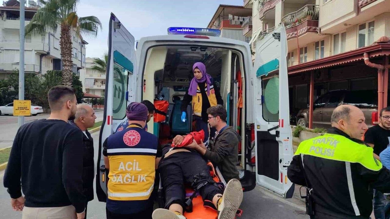 Manavgat'ta kamyonetle çarpışan motorlu bisiklet sürücüsü yaralandı
