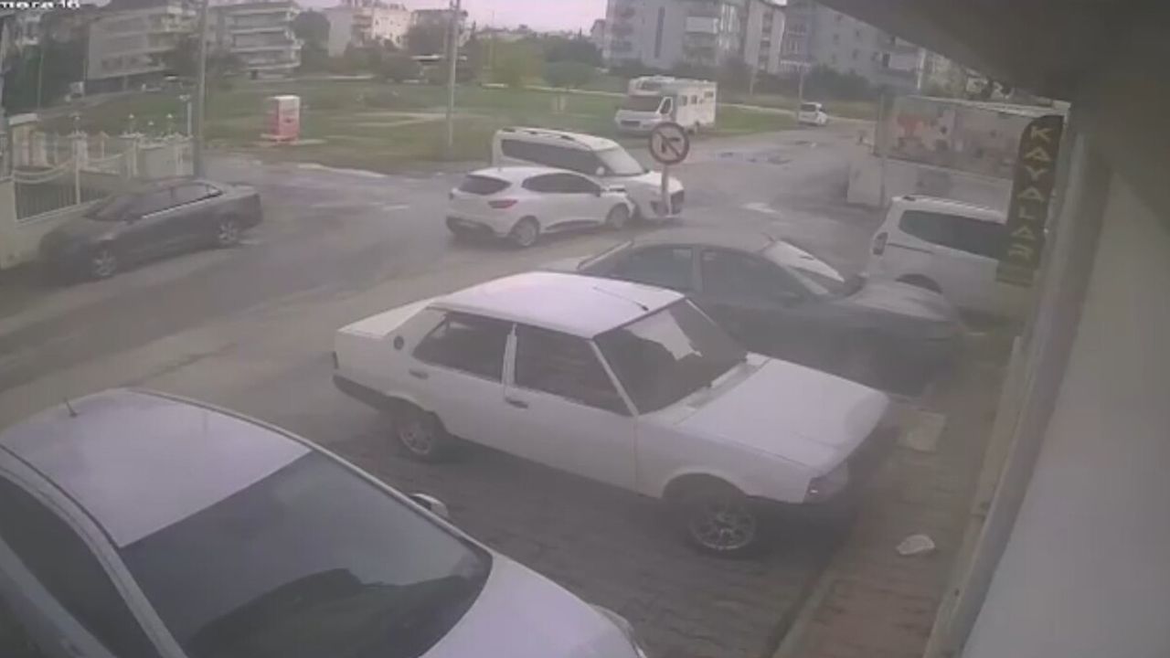 Manavgat'ta kontrolsüz kavşakta çarpışma: 1 yaralı