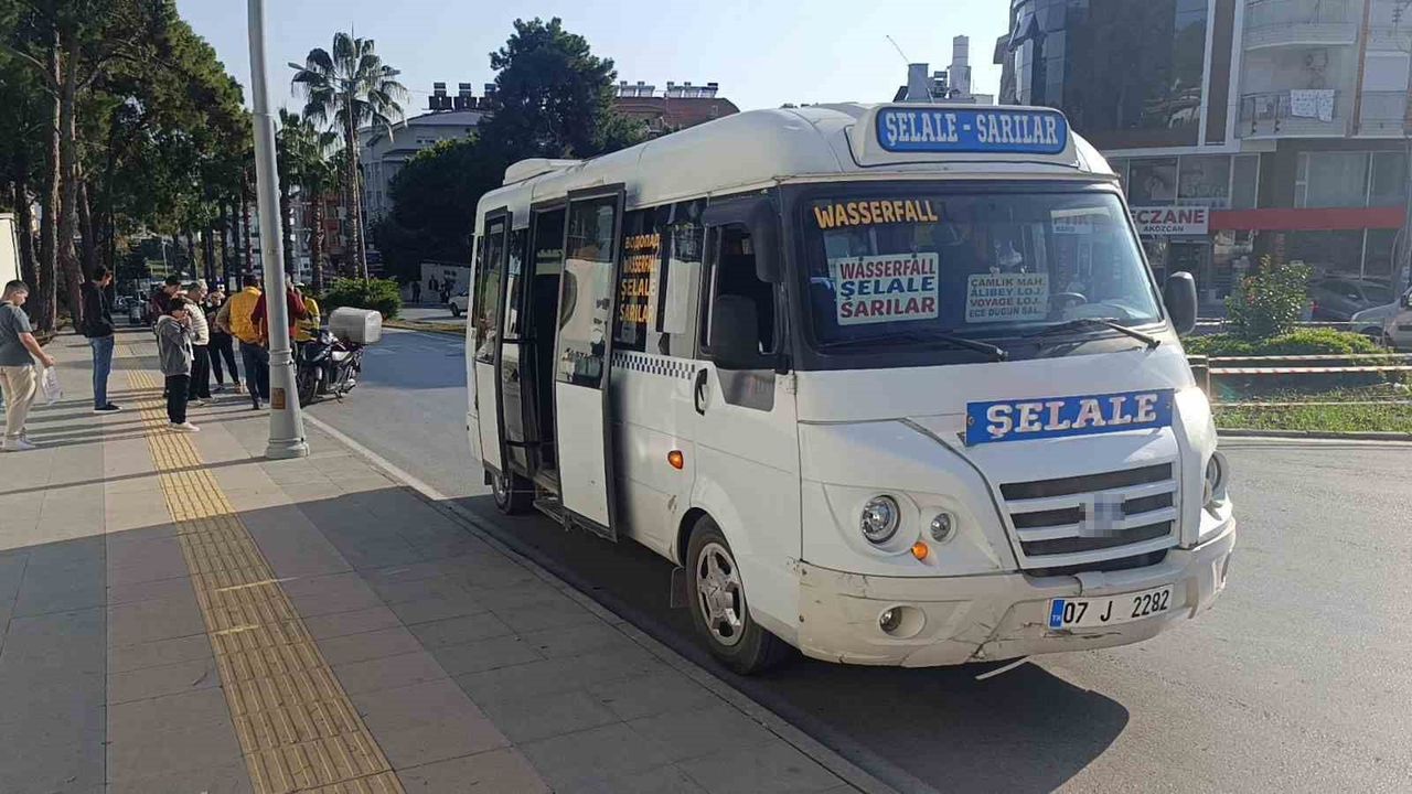 Manavgat'ta minibüse çarpmamak için frenledi, motosiklet devrildi