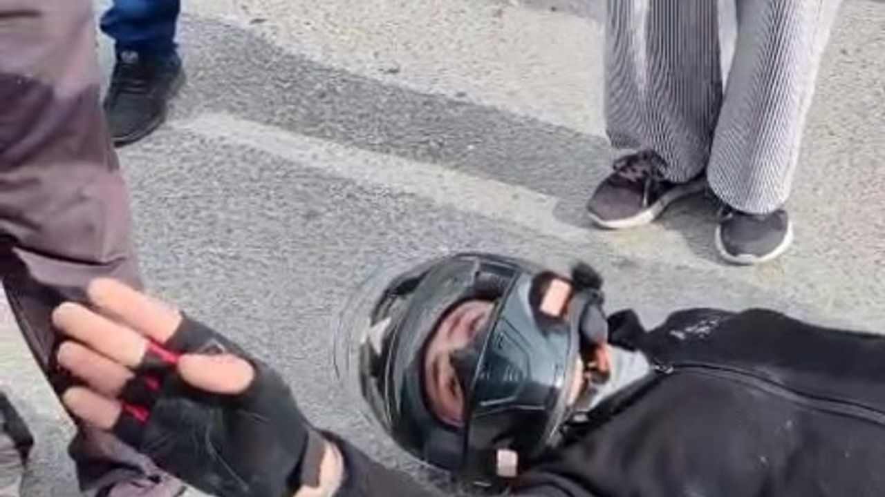 Manavgat'ta motosiklet kazası: Yaralı sürücü çocuğu sakinleştirdi