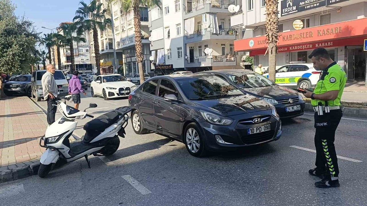 Manavgat'ta motosiklet otomobile çarptı, sürücü yaralandı