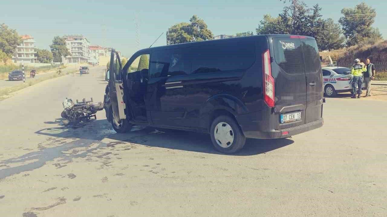 Manavgat’ta motosiklet-panelvan çarpışması: Sürücü kaskı sayesinde kurtuldu