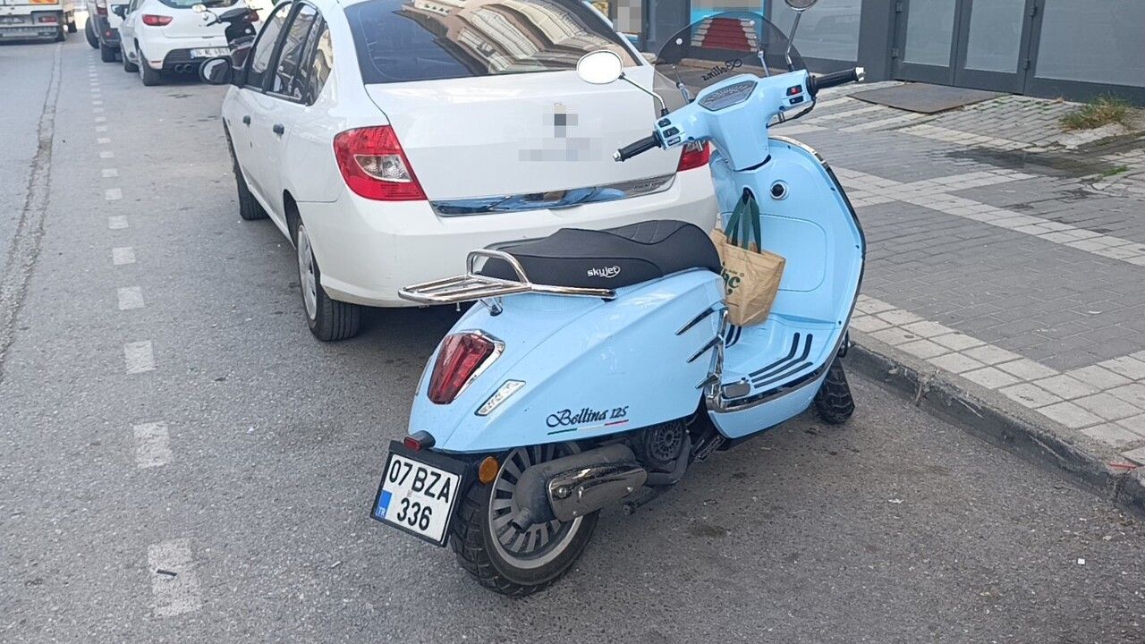 Manavgat'ta önündeki araca çarpmamak isteyen motosikletli devrildi, yaralandı