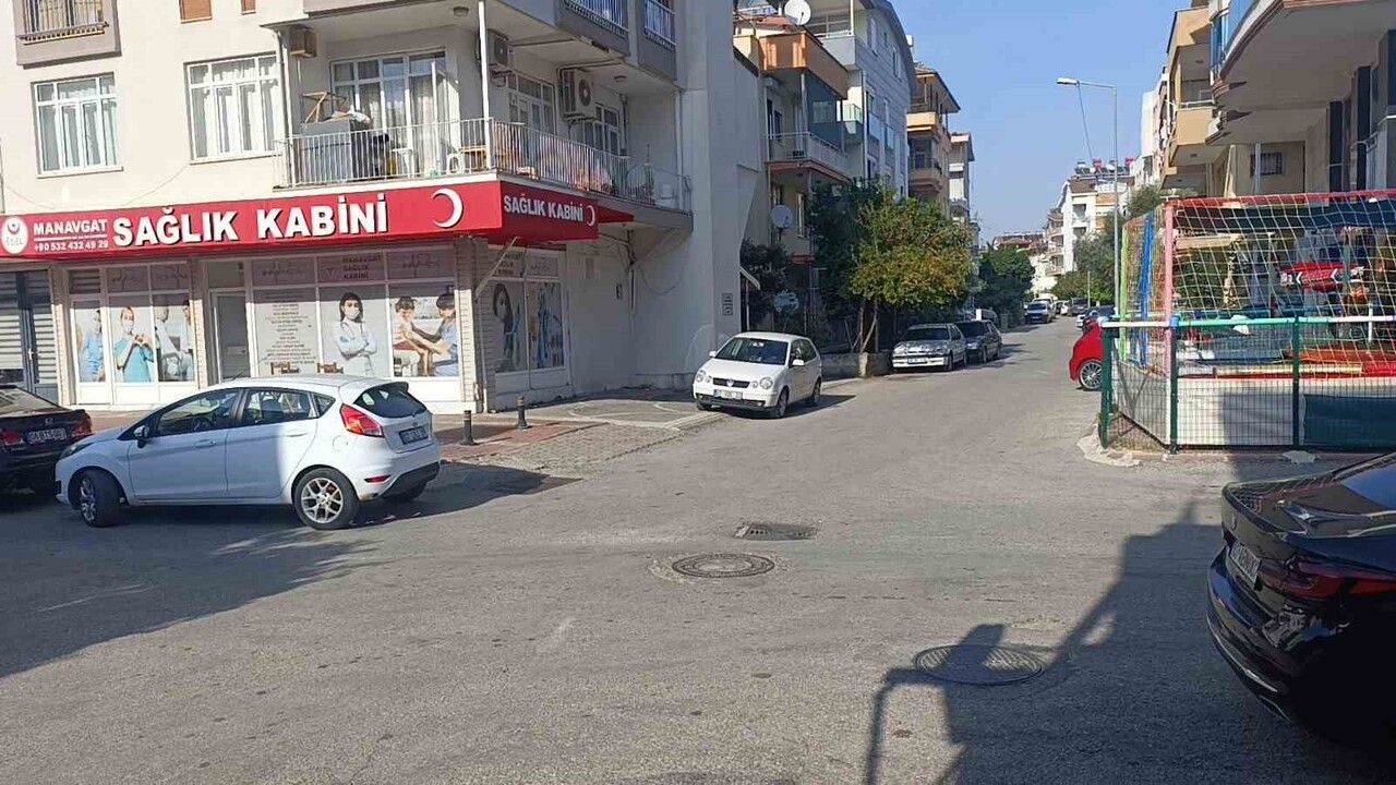 Manavgat'ta otomobil-motosiklet çarpışması: Kasksız yolcu kıl payı kurtuldu