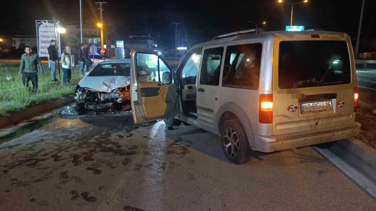 Manavgat'ta otomobil refüje çarparak havalandı, hafif ticari araca çarptı
