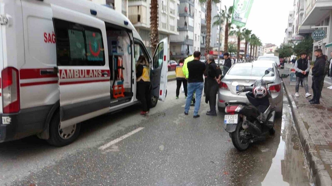 Manavgat’ta park halindeki otomobilin açılan kapısına çarpan motosiklette 2 yaralı