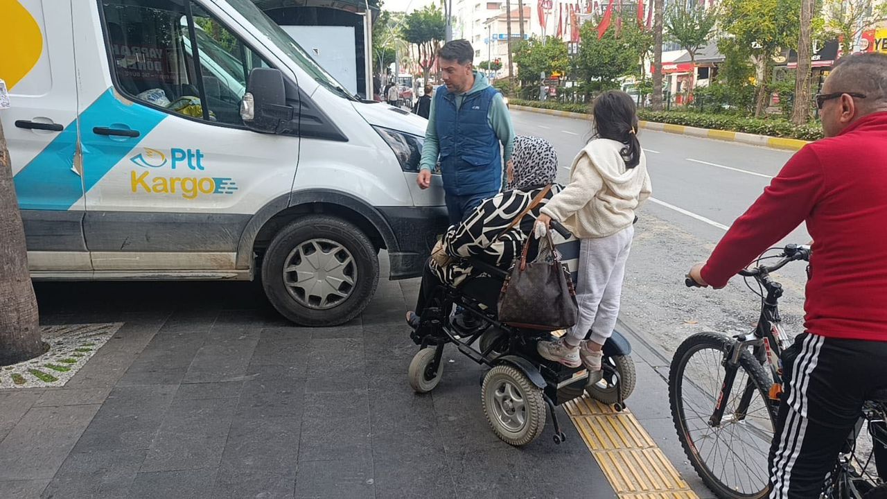 Manavgat'ta PTT minibüsleri engelli geçişini kapattı