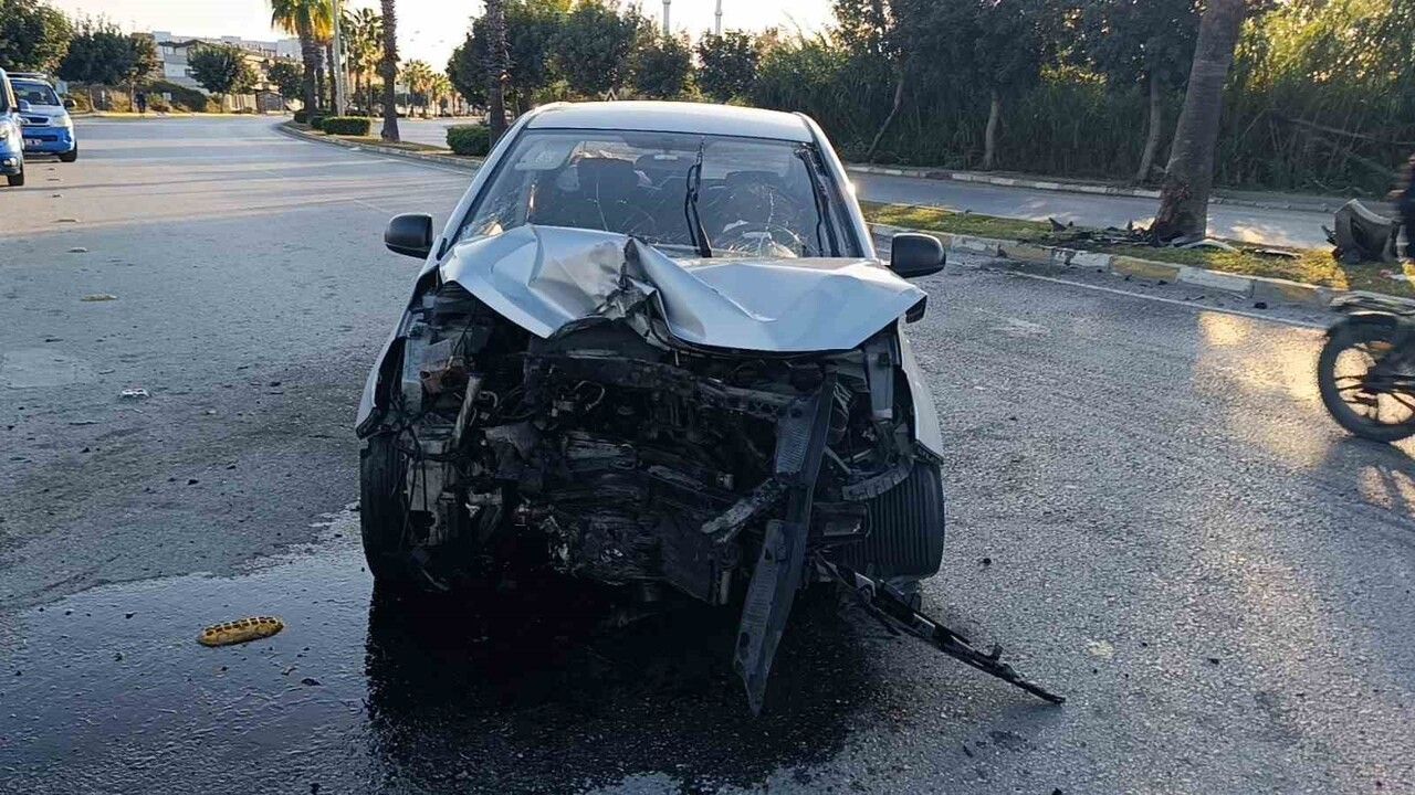 Manavgat’ta refüjdeki palmiyeye çarpan otomobil hurdaya döndü: 1 yaralı