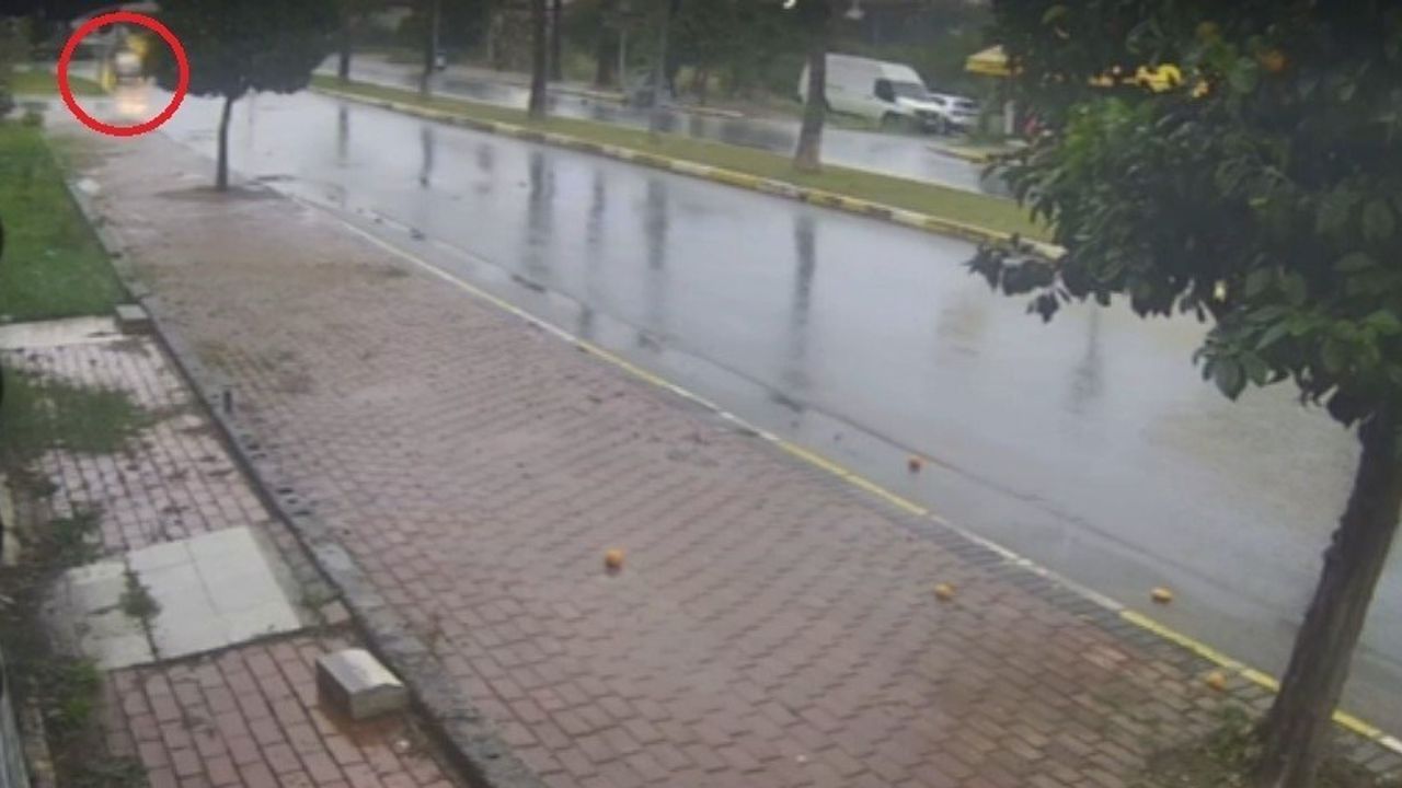 Manavgat'ta seyir halindeki Hyundai alev aldı, sürücü ağır yaralandı