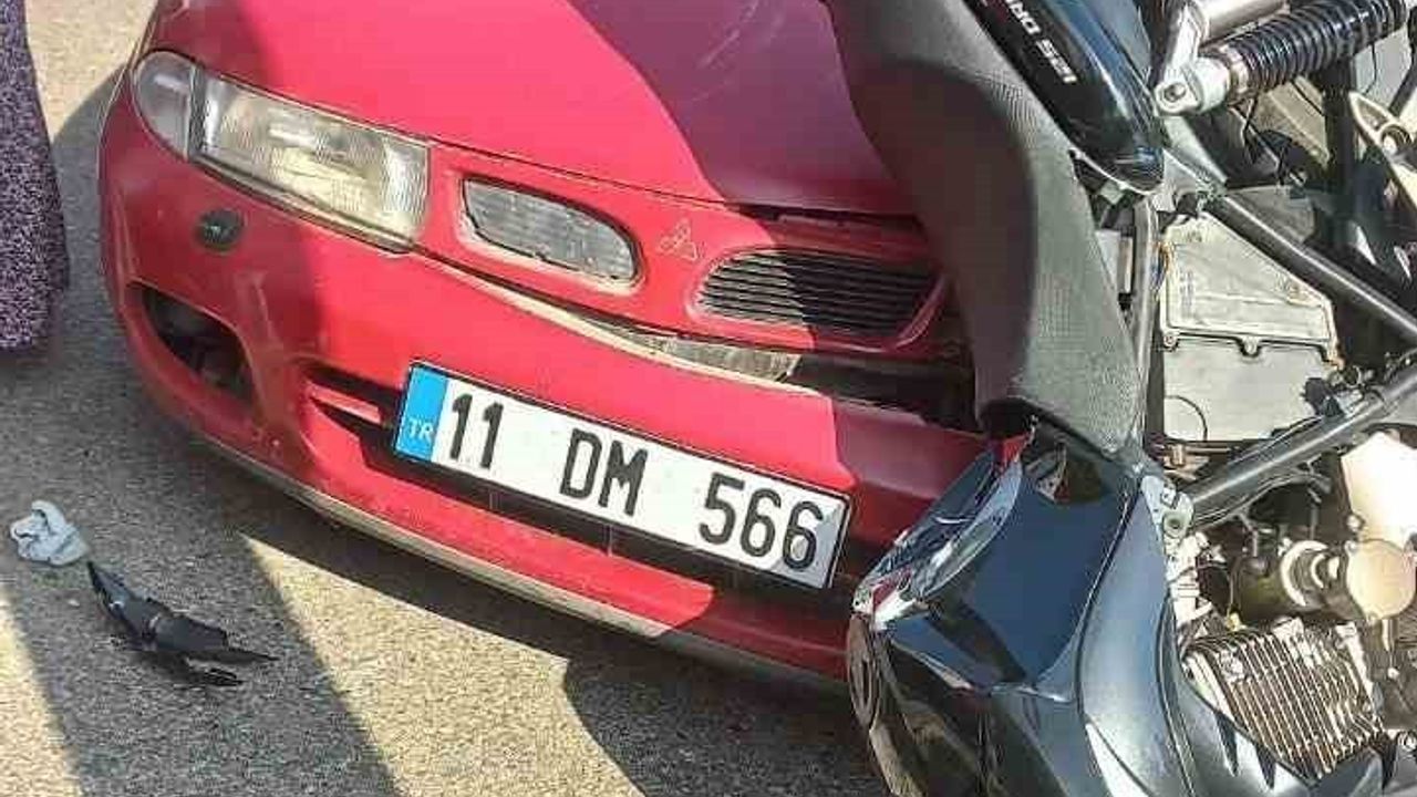 Manavgat'ta 'U' dönüşü yapan otomobile çarpan motosiklet: 2 yaralı