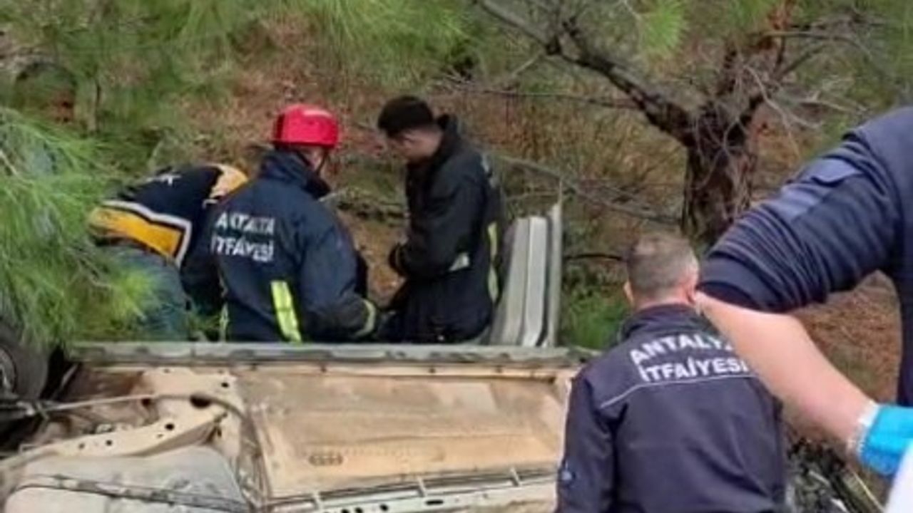 Manavgat'ta yağış nedeniyle otomobil takla attı: 2 yaralı