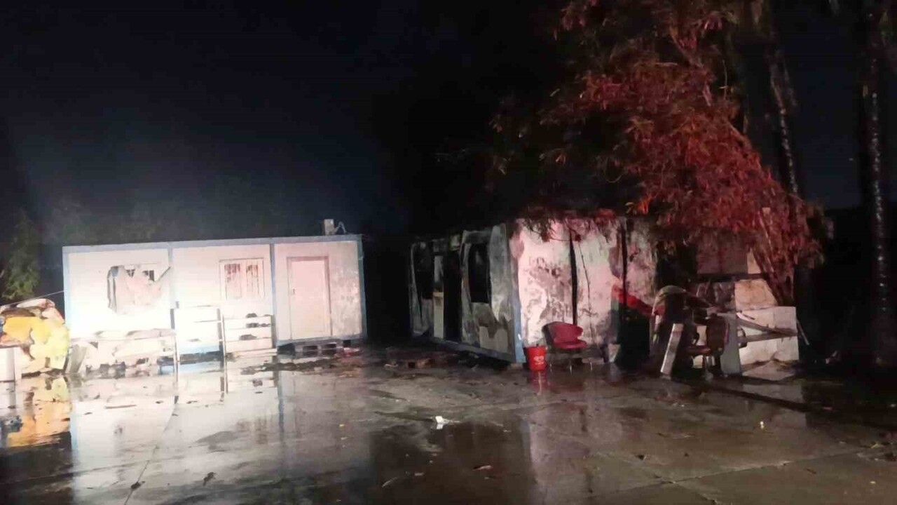 Manavgat'ta yıldırım kaynaklı yangın: Personel konteyneri kül oldu