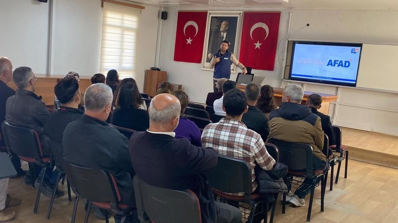 Manisa AFAD, Sarıgöl'de Kamu Personeli ve Muhtarlara Afet Eğitimi Düzenledi