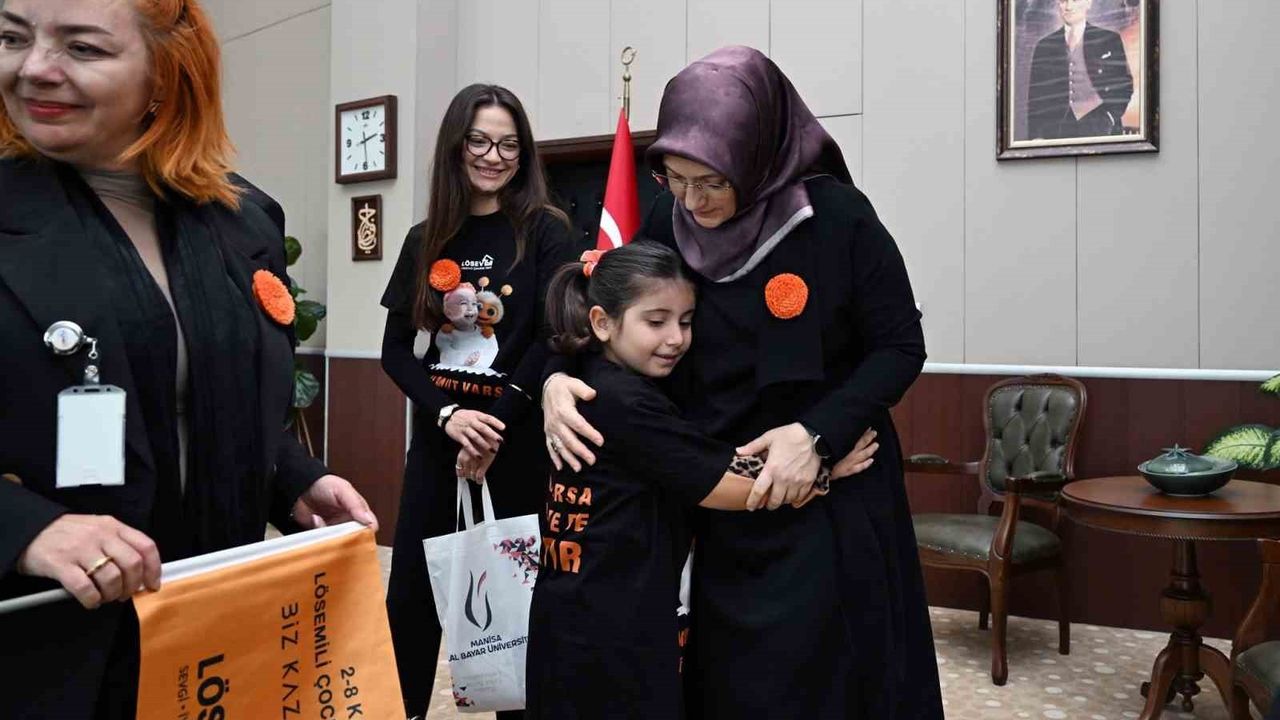 Manisa Celal Bayar Üniversitesi'nde lösemi farkındalığı: turuncu destek