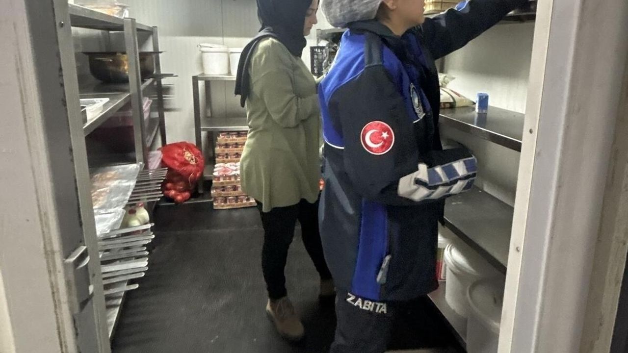 Manisa’da hijyen denetimi: 150 kilo tavuk etine el konuldu, işletme mühürlendi