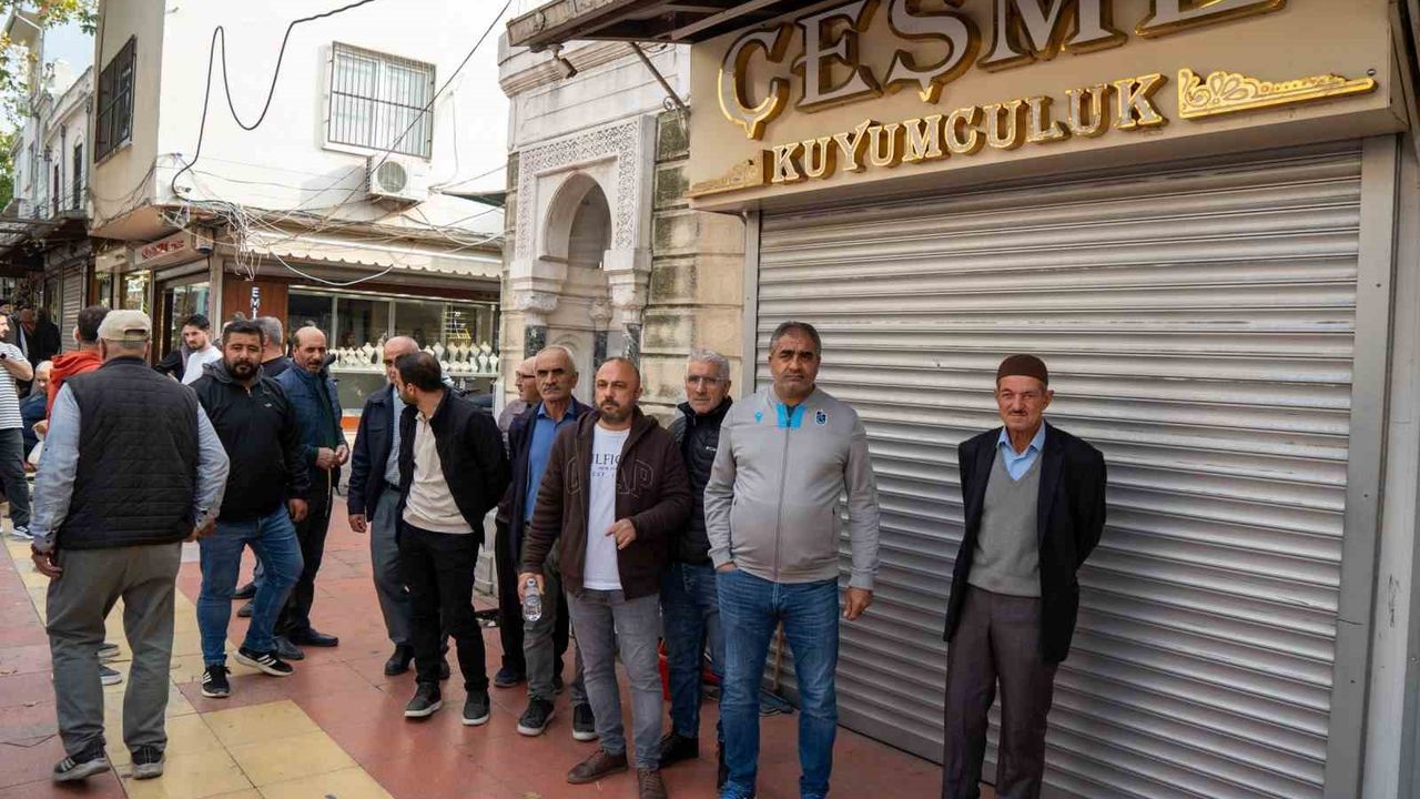 Manisa'da Kuyumcu İddiası: Mağdurlar Dükkan Önünde Toplandı