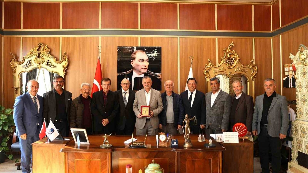 Manisa hemşehri derneklerinden Başkan Semih Balaban’a teşekkür plaketi