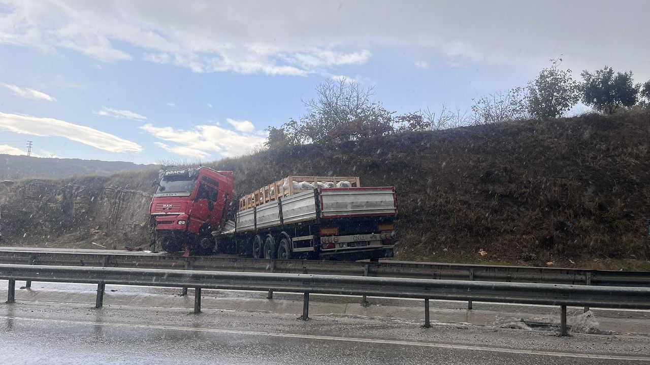 Manisa'nın Kula ilçesinde yağış kaynaklı tır kazası — D300 Uşak yönü kısa süre kapandı